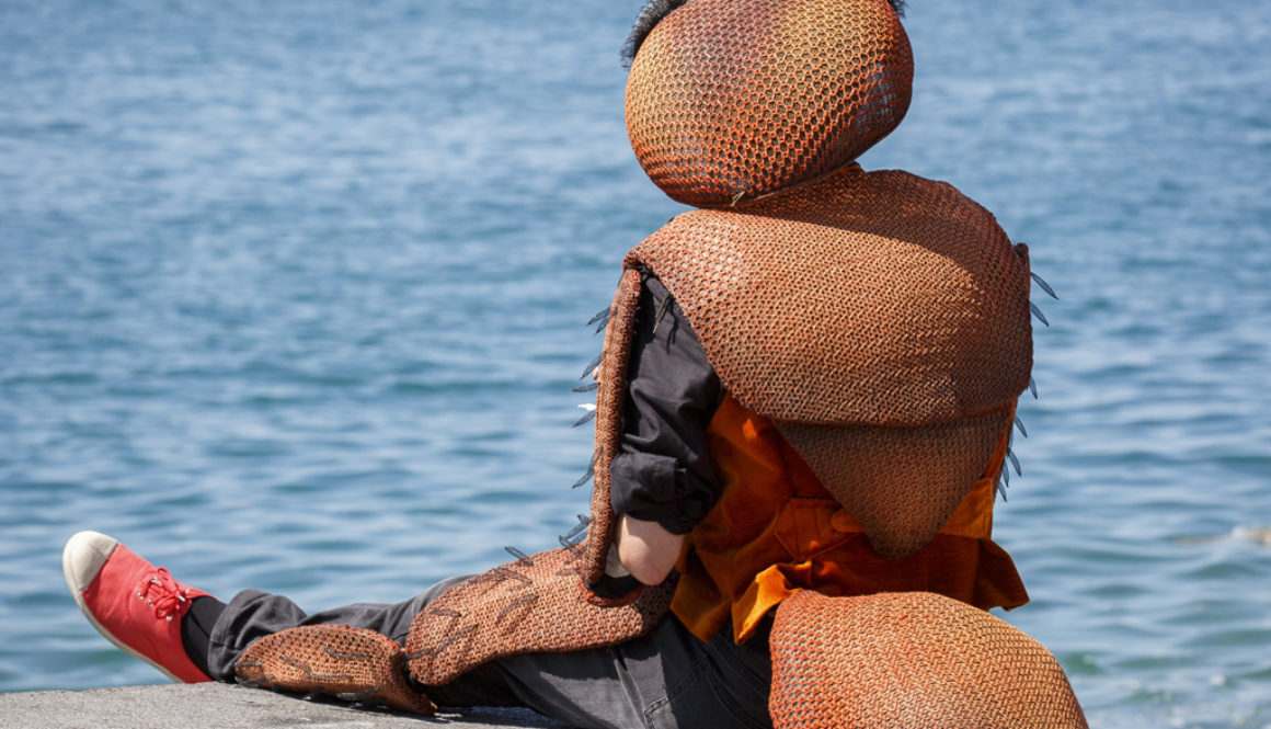 Homme déguisé en fourmis, de dos