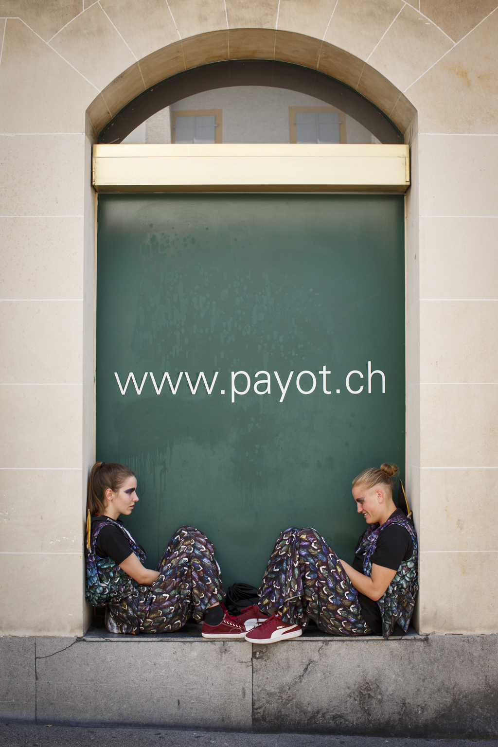 Deux adolescents figurants assis devant la librairie Payot