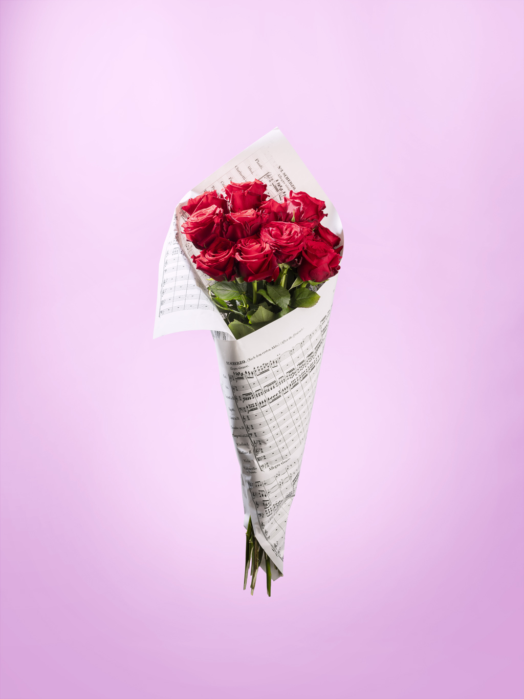 Bouquet de roses emballé dans une partition à musique